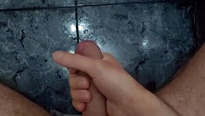 Labă pulă monstru la gym explodează în compilare cumshot uriaș