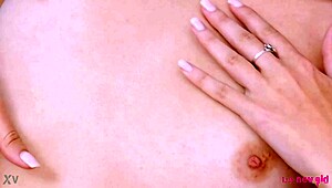 i cant resist showin my sexy brunette body for you daddy