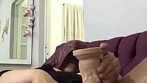 mature babe fingers herself to ecstasy