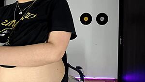 i-i can't stop watchin this hot latina tease an dance... sooo cute