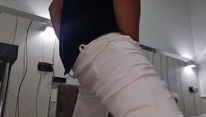 annusalo e succhialo guarda come sborro forte apri la bocca che ti riempio la gola di sborra