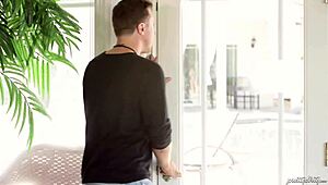 Κάμερα πιάνει φρικτό πούτσο φίλου να γαμάει στο λαιμό shemale Ashley Adams για σπέρμα προδοσία