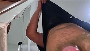 annusalo e succhialo guarda come sborro forte apri la bocca che ti riempio la gola di sborra