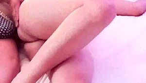 la nueva hermanastra se acerca a escondidas a su hermanastro sin que mama lo sepa