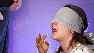 Η καλύτερη φίλη με ξεγέλασε στο παιχνίδι γεύσης κοντινό