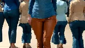 革レザー熟女妻屋外おっぱいチラ誘惑