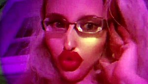 HUGE BLONDE FEET FETISH IN GLASSES MIRROR LIPSTICK FINDOM GOALDIGGER RELEASE