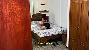 Vitregă frumoasă dansează erotic aplecată tentând tata tabu