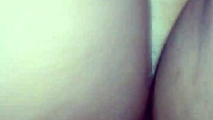 Uau, curul uriaș al momiței grase sare sălbatic pe pulă neagră monstruoasă 🍑🍆💦