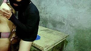 Plachá ázijská kuriérka s mokrou pičkou hlboko olízaná jazdcom