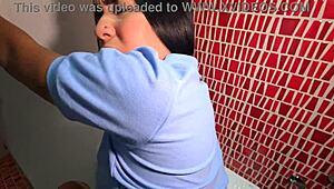 estudiante latina petite folla cowgirl con profesor en baño escolar creampie