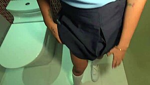 estudiante latina petite folla cowgirl con profesor en baño escolar creampie