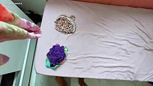 essa empregada provoca com bunda enorme deixando louco de tesão