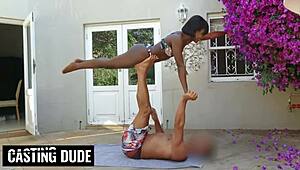 Fată ebony fierbinte de piscină sare înotul pentru deepthroat sloppy pe pulă grasă mare