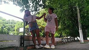 Nos vamos al parque y nos acariciamos las partes intimas hasta corrernos salvaje!