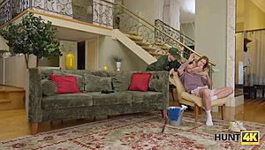 Rasierte 18+ Fotze in Uniform vor Ehrenwache gefickt