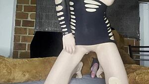 Mexická kráska tak skvěle hladí tlustý čurák, že pulzuje do její mokré kundy