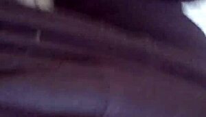 Indián csaj nyaldossa a hatalmas szörnyfaszot nagy cicikkel