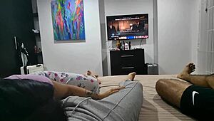 ¡Pillo a mi amiga mamando la polla de mi hermanastro y me follo a su novio fuerte por venganza!