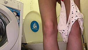 damn i'm so horny masturbating wet pussy in toilet then pissing 💦🚽
