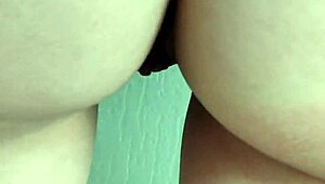 Tímida Shanaxnow con coletas juega con coño mojado a deditos