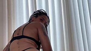 Colo aqui minha bucetinha apertada na tua cara dançando funk!