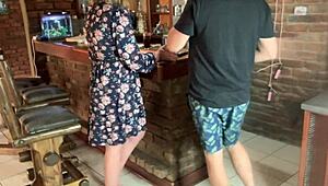 MILF chaude flashe jupe avant défonçage dur