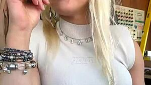 Shoot Cum While Chatting Live