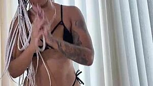 Colo aqui minha bucetinha apertada na tua cara dançando funk!