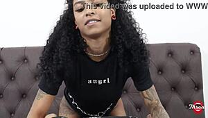 Petite schwarze Halbschwester mit perfektem Body gibt geblasen Deepthroat im POV