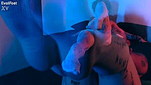 Emilly's Hot Barefoot Latina Feet and Legs Closeup