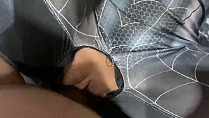 小柄スパイダーガール我慢できず欲情爆発