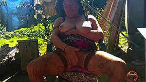 Klaudiaambergirl strips down for a teasing solo session outdoors