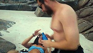 fui na praia naturista e fiz sexo ao ar livre com essa milf latina de clit grande