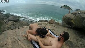 fui na praia naturista e fiz sexo ao ar livre com essa milf latina de clit grande