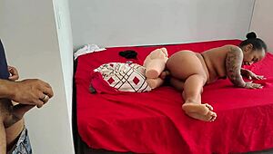 minha virgenzinha ta louca pra perder virgindade com o pau do padrasto gozando enquanto espia