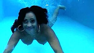 Mugur fingers wet milf pussy before drilling deep