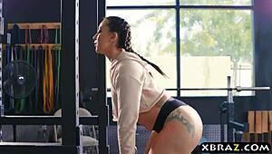 Gym babe mandy muse squats then takes big ass anal pounding