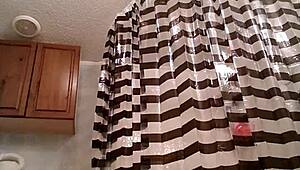 😍 sassy babe rams huge dildo deep in pussy watch her go wild