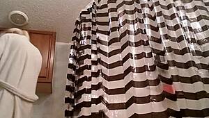 😍 sassy babe rams huge dildo deep in pussy watch her go wild