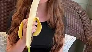 REDHEAD SUCKS BANANA LIKE CRAZY! DEEPTHROAT SKILLS ON POINT