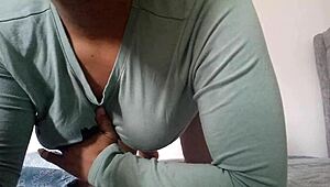 Madrastra cachonda squirts in homemade solo with shaved juicy pussy