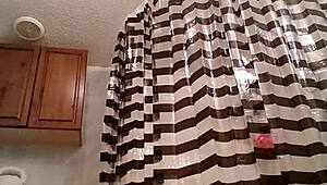 😍 sassy babe rams huge dildo deep in pussy watch her go wild