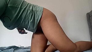 Madrastra cachonda squirts in homemade solo with shaved juicy pussy