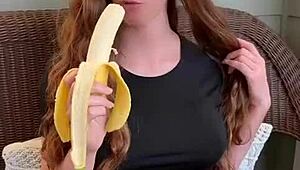 REDHEAD SUCKS BANANA LIKE CRAZY! DEEPTHROAT SKILLS ON POINT
