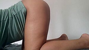 Madrastra cachonda squirts in homemade solo with shaved juicy pussy