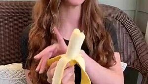 REDHEAD SUCKS BANANA LIKE CRAZY! DEEPTHROAT SKILLS ON POINT