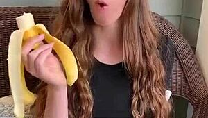 REDHEAD SUCKS BANANA LIKE CRAZY! DEEPTHROAT SKILLS ON POINT