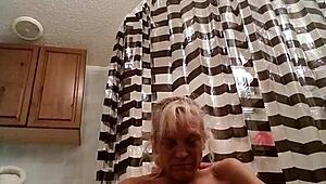 😍 sassy babe rams huge dildo deep in pussy watch her go wild