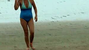 whoa mommy adrastra shaves that hairy pussy right on the beach before bikini time! 🌴👙